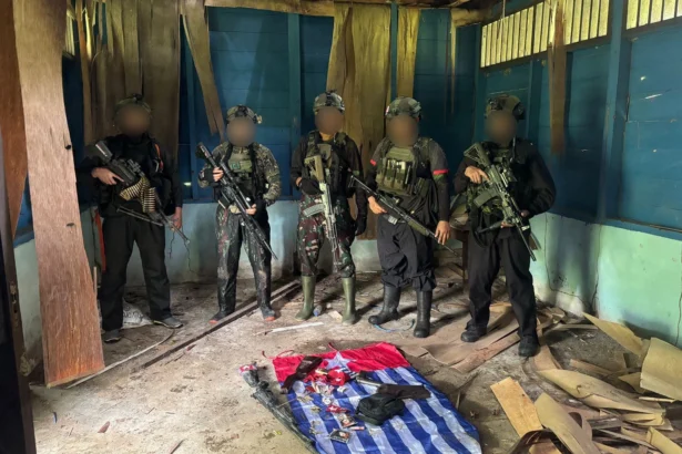 Prajurit TNI sita barang bukti di tempat persembunyian TPNPB-OPM, Sabtu, 21 Maret 2026, di Kampung Topo, Nabire.