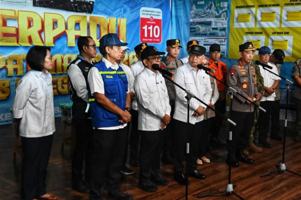 Menteri Perhubungan Dudy Purwagandhi bersama Menteri Koordinator Bidang Pembangunan Manusia dan Kebudayaan Pratikno meninjau kesiapan Pelabuhan Merak, Banten