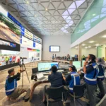 Petugas memantau pergerakan penumpang angkutan umum selama periode Lebaran