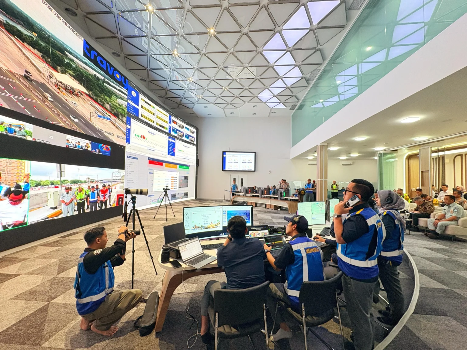 Petugas memantau pergerakan penumpang angkutan umum selama periode Lebaran