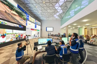 Petugas memantau pergerakan penumpang angkutan umum selama periode Lebaran