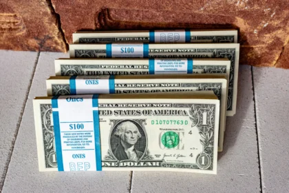 Tumpukan uang Dolar AS. (Sumber: Unsplash/ Marek Studzinski)