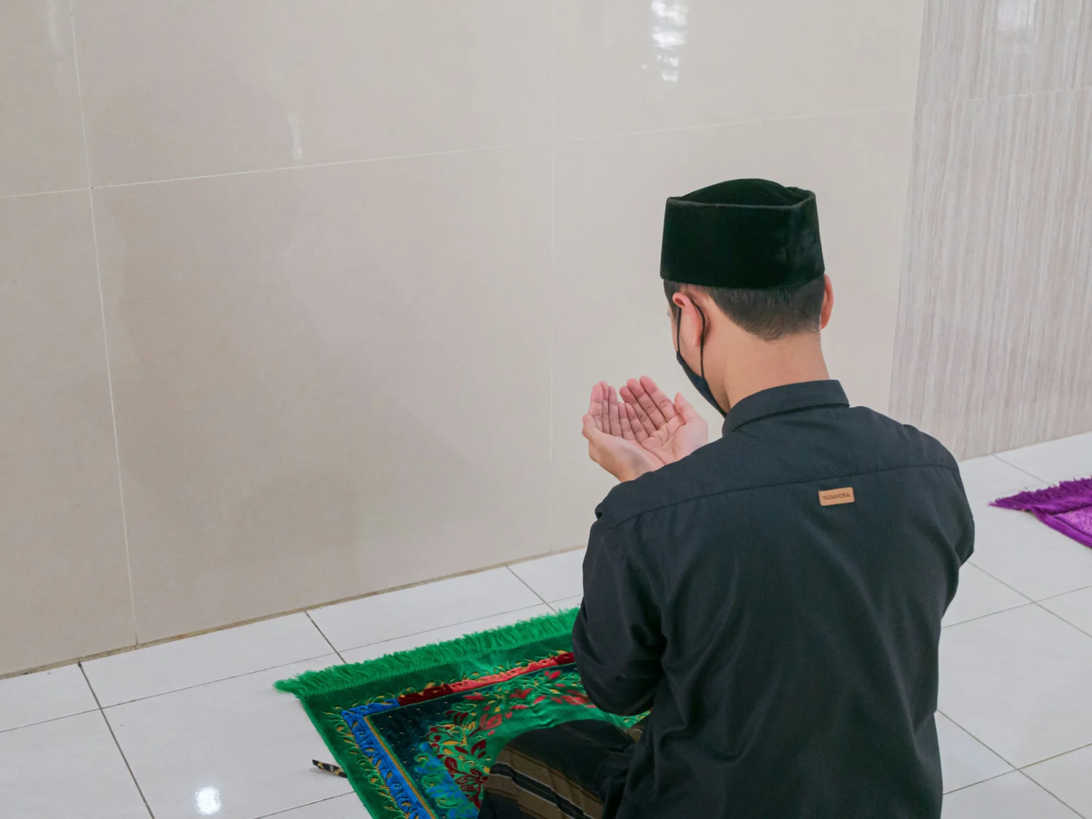 Ilustrasi berdoa usai salat di bulan Ramadan. (Sumber: Unsplash/Masjid Pogung Dalangan)