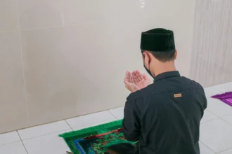 Ilustrasi berdoa usai salat di bulan Ramadan. (Sumber: Unsplash/Masjid Pogung Dalangan)