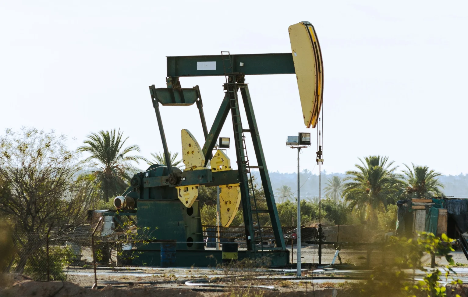 Ilustrasi pengeboran minyak. (Sumber: Unsplash/Mohamed Fsili)