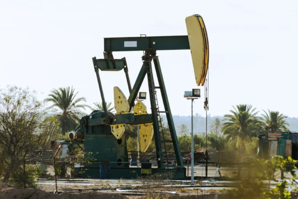 Ilustrasi pengeboran minyak. (Sumber: Unsplash/Mohamed Fsili)