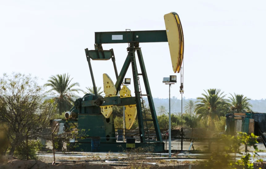 Ilustrasi pengeboran minyak. (Sumber: Unsplash/Mohamed Fsili)