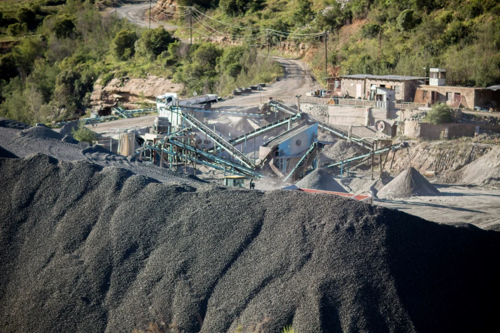 Ilustrasi penambangan batu bara. (Sumber: Unsplash/Tatenda Mapigoti)