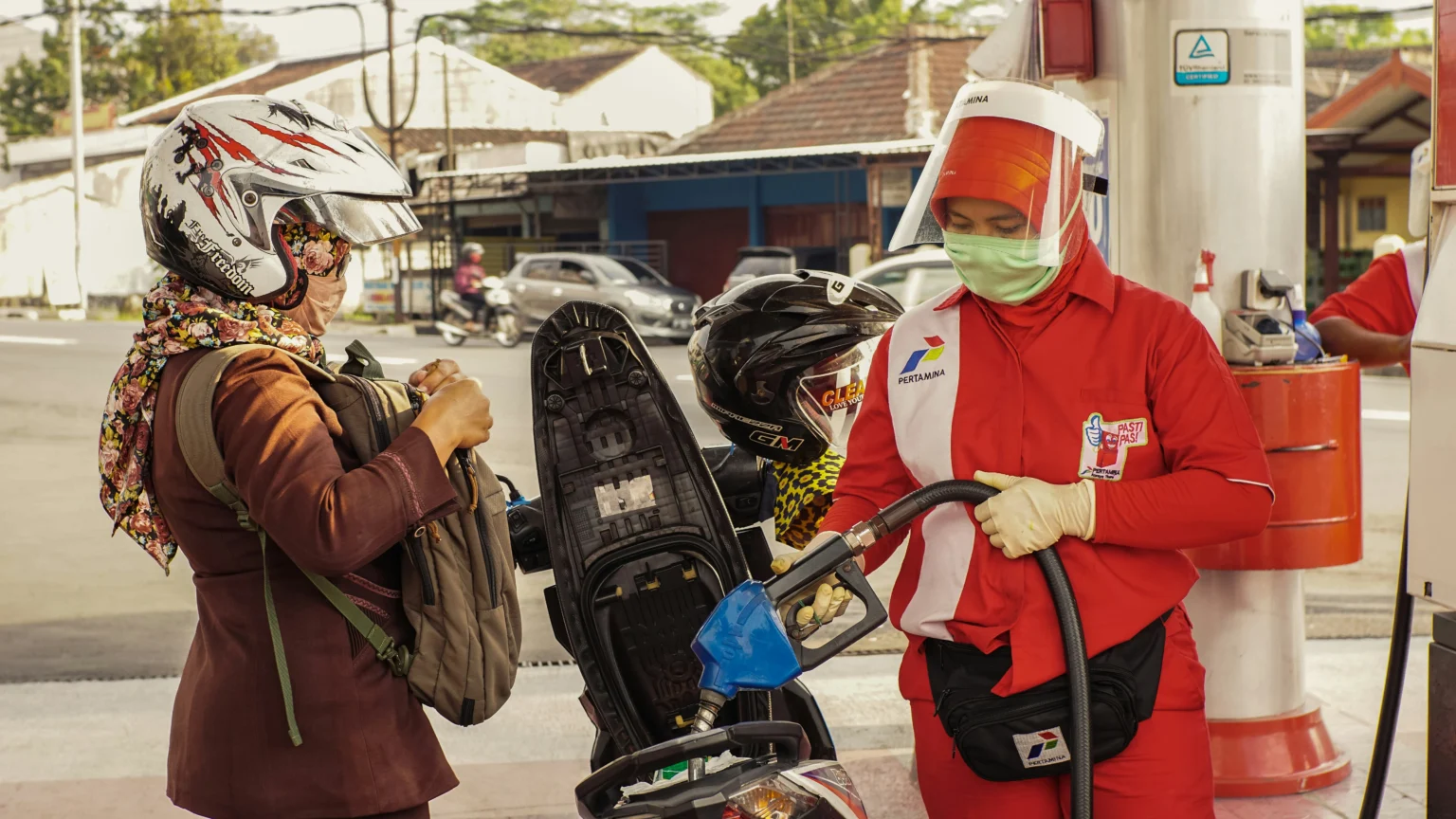 Petugas Pertamina Mengisi BBM. (Sumber: Unsplash/Visual Karsa)