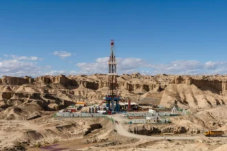 Pengeboran minyak di tengah gurun. (Sumber: Unsplash/Yuan Chen)