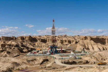 Pengeboran minyak di tengah gurun. (Sumber: Unsplash/Yuan Chen)