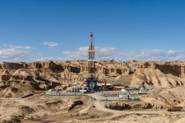 Pengeboran minyak di tengah gurun. (Sumber: Unsplash/Yuan Chen)