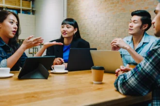 Ilustrasi diskusi dengan teman soal sejumlah isu. (Sumber: freepik)