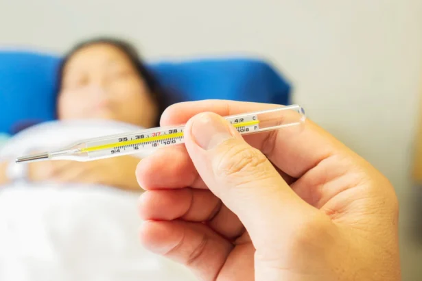 Ilustrasi seorang anak denderita demam tinggi