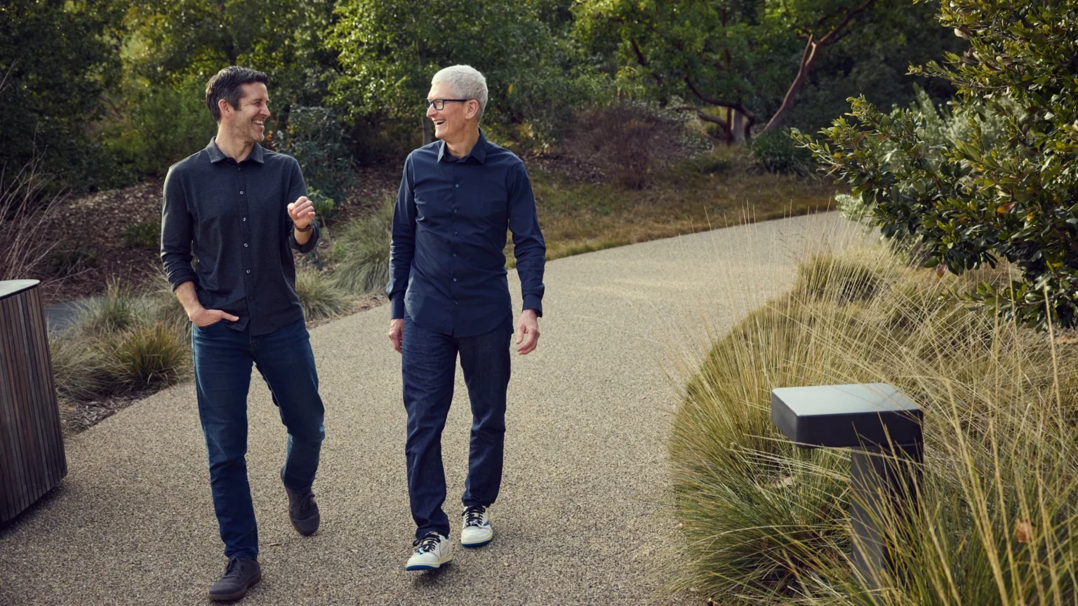 Jhon Ternus dan Tim Cook di Apple Park