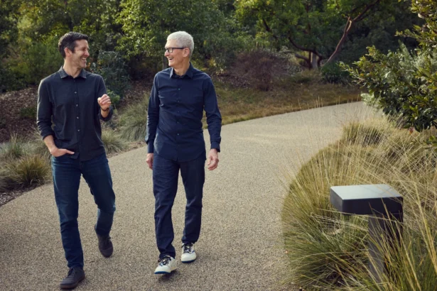 Jhon Ternus dan Tim Cook di Apple Park