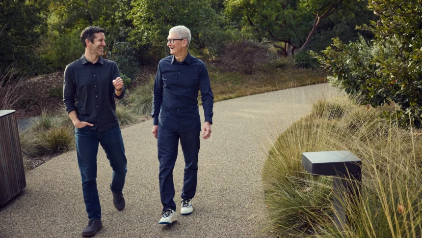 Jhon Ternus dan Tim Cook di Apple Park