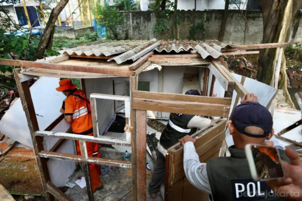 Personel Gabungan Tertibkan Bangunan Liar di Bantaran Kali Krukut