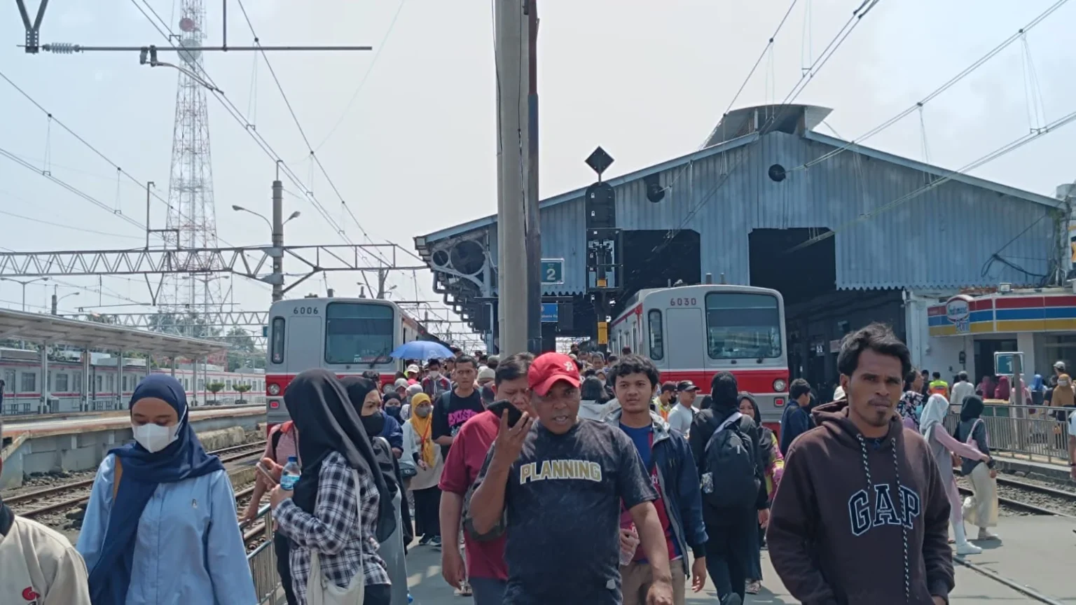 KRL Commuter Line menjadi salah satu transportasi andalan