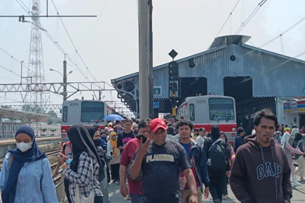 KRL Commuter Line menjadi salah satu transportasi andalan