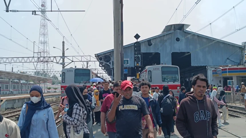 KRL Commuter Line menjadi salah satu transportasi andalan