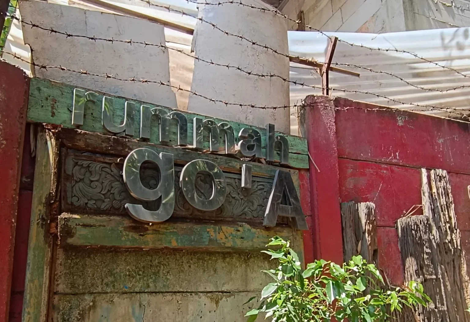 Rummah Go'A di dekat Stasiun Jurangmangu