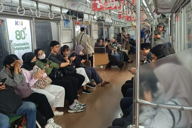 Suasana di dalam rangkaian KRL Commuterline