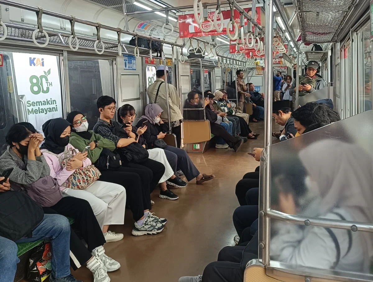 Suasana di dalam rangkaian KRL Commuterline