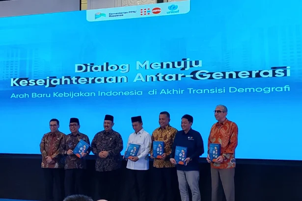 Menteri PPN/Kepala Bappenas Rachmat Pambudy, Menteri Kependudukan dan Pembangunan Keluarga/Kepala BKKBN Wihaji, Wakil Menteri Usaha Mikro, Kecil, dan Menengah Helvi Yuni Moraza, Wakil Kepala Badan Pusat Statistik Sonny Harry Budiutomo Harmadi, dalam peluncuran dokumen strategis berbasis analisis National Transfer Accounts, Senin, 6 April 2026, di kantor Kementerian PPN/Bappenas