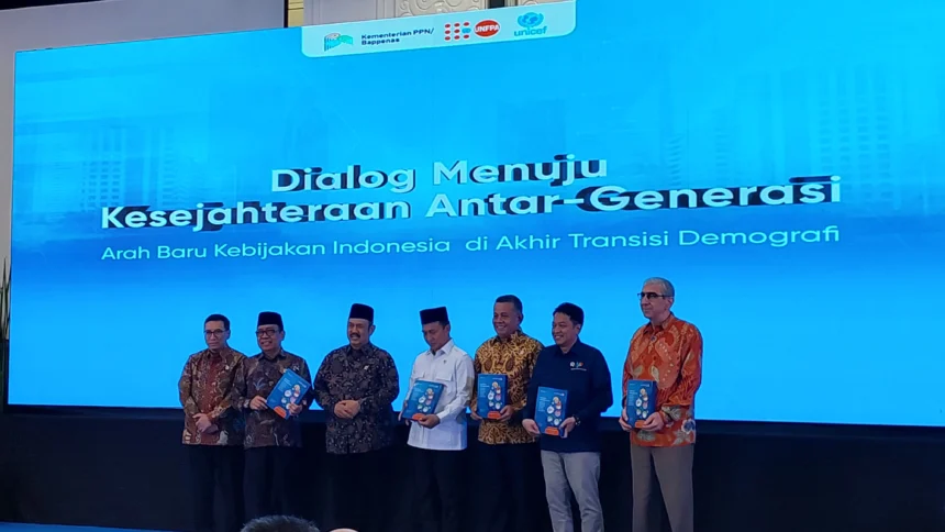 Menteri PPN/Kepala Bappenas Rachmat Pambudy, Menteri Kependudukan dan Pembangunan Keluarga/Kepala BKKBN Wihaji, Wakil Menteri Usaha Mikro, Kecil, dan Menengah Helvi Yuni Moraza, Wakil Kepala Badan Pusat Statistik Sonny Harry Budiutomo Harmadi, dalam peluncuran dokumen strategis berbasis analisis National Transfer Accounts, Senin, 6 April 2026, di kantor Kementerian PPN/Bappenas