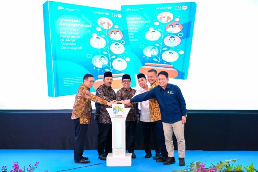 Kementerian PPN/Bappenas meluncurkan Buku Investasi Antargenerasi: Arah Baru Kebijakan Indonesia di Akhir Transisi Demografi. (Sumber: Dok. Bappenas)