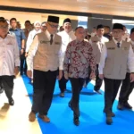 Anggota Ombudsman RI, Nuzran Joher, bersama Wakil Ketua DPR sekaligus Ketua Pengawas Penyelenggaraan Ibadah Haji Sufmi Dasco Ahmad, saat pelepasan kloter pertama jemaah haji di Bandara Internasional Soekarno-Hatta, 22 April 2026. (Sumber foto: Humas Ombudsman Republik Indonesia)