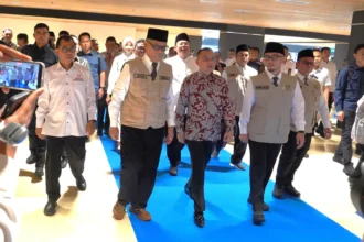 Anggota Ombudsman RI, Nuzran Joher, bersama Wakil Ketua DPR sekaligus Ketua Pengawas Penyelenggaraan Ibadah Haji Sufmi Dasco Ahmad, saat pelepasan kloter pertama jemaah haji di Bandara Internasional Soekarno-Hatta, 22 April 2026. (Sumber foto: Humas Ombudsman Republik Indonesia)