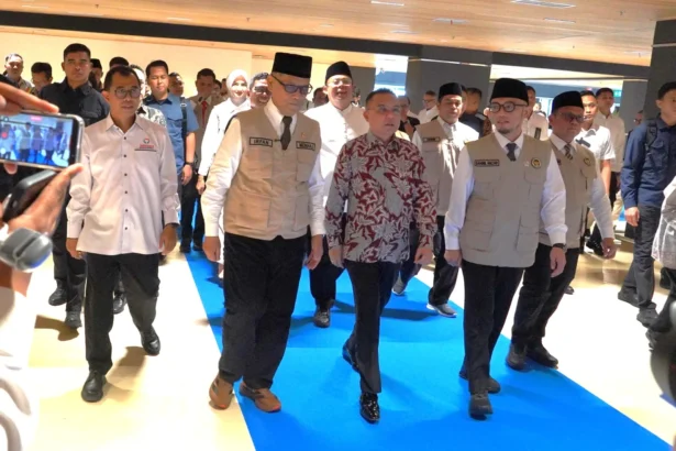 Anggota Ombudsman RI, Nuzran Joher, bersama Wakil Ketua DPR sekaligus Ketua Pengawas Penyelenggaraan Ibadah Haji Sufmi Dasco Ahmad, saat pelepasan kloter pertama jemaah haji di Bandara Internasional Soekarno-Hatta, 22 April 2026. (Sumber foto: Humas Ombudsman Republik Indonesia)