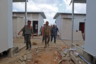 Kepala BNPB Suharyanto (rompi cokelat) saat memeriksa progres hunian sementara di Desa Sukajadi, Kecamatan Karang Baru, Kabupaten Aceh Tamiang