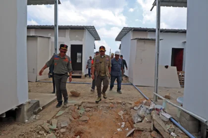 Kepala BNPB Suharyanto (rompi cokelat) saat memeriksa progres hunian sementara di Desa Sukajadi, Kecamatan Karang Baru, Kabupaten Aceh Tamiang