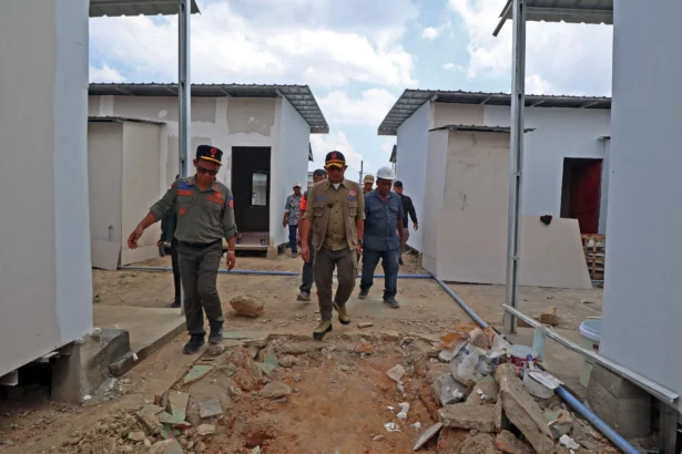 Kepala BNPB Suharyanto (rompi cokelat) saat memeriksa progres hunian sementara di Desa Sukajadi, Kecamatan Karang Baru, Kabupaten Aceh Tamiang