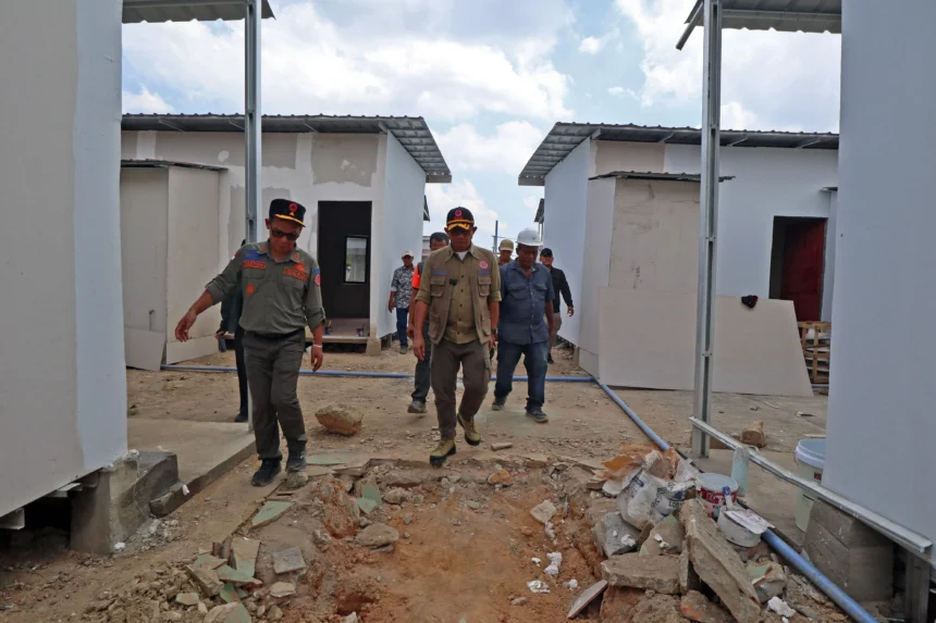 Kepala BNPB Suharyanto (rompi cokelat) saat memeriksa progres hunian sementara di Desa Sukajadi, Kecamatan Karang Baru, Kabupaten Aceh Tamiang