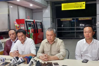 Dirut PT KAI Bobby Rasyidin bersama Menteri Perhubungan Dudy Purwagandhi dalam konferensi pers perihal perkembangan penanganan kecelakaan kereta api di Stasiun Bekasi Timur, Selasa, 28 April 2026. (Sumber: Owrite/ Adi Briantika)