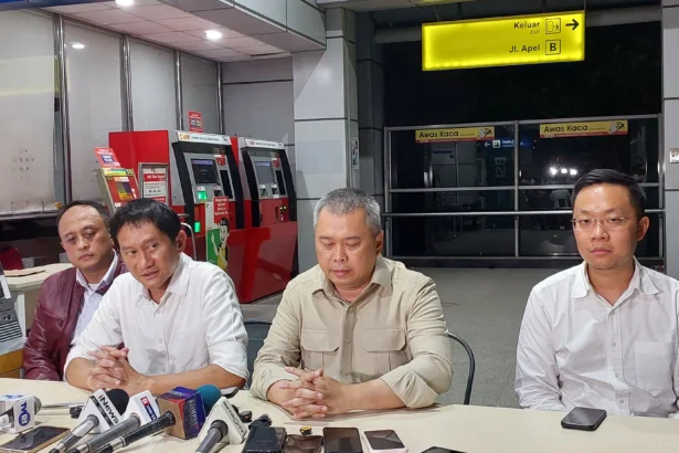 Dirut PT KAI Bobby Rasyidin bersama Menteri Perhubungan Dudy Purwagandhi dalam konferensi pers perihal perkembangan penanganan kecelakaan kereta api di Stasiun Bekasi Timur, Selasa, 28 April 2026. (Sumber: Owrite/ Adi Briantika)