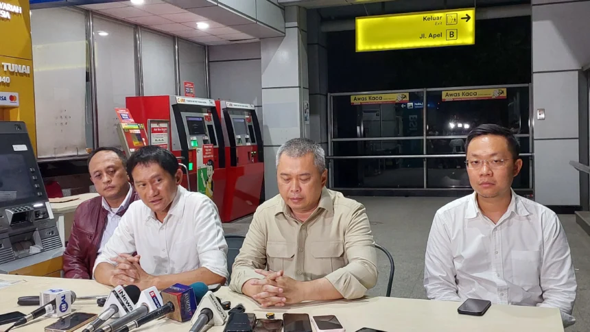 Dirut PT KAI Bobby Rasyidin bersama Menteri Perhubungan Dudy Purwagandhi dalam konferensi pers perihal perkembangan penanganan kecelakaan kereta api di Stasiun Bekasi Timur, Selasa, 28 April 2026. (Sumber: Owrite/ Adi Briantika)