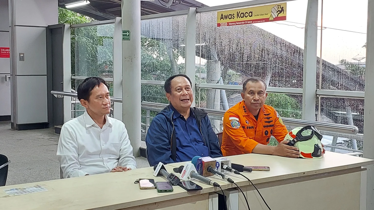 Wakil Menteri Perhubungan Suntana bersama Dirut PT KAI Bobby Rasyidin dan Kepala Basarnas Mohammad Syafii dalam konferensi pers di Stasiun Bekasi Timur, Jawa Barat, Selasa, 28 April 2026. (Sumber: Owrite/Adi Briantika)