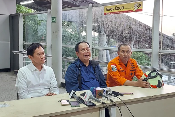 Wakil Menteri Perhubungan Suntana bersama Dirut PT KAI Bobby Rasyidin dan Kepala Basarnas Mohammad Syafii dalam konferensi pers di Stasiun Bekasi Timur, Jawa Barat, Selasa, 28 April 2026. (Sumber: Owrite/Adi Briantika)