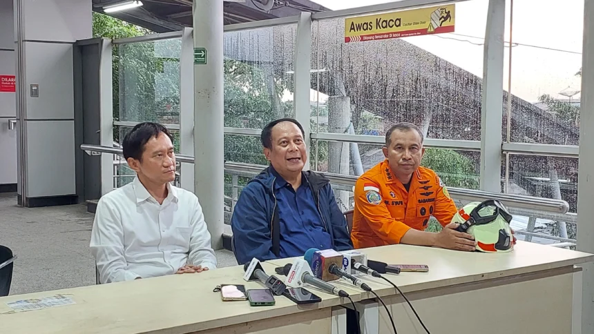 Wakil Menteri Perhubungan Suntana bersama Dirut PT KAI Bobby Rasyidin dan Kepala Basarnas Mohammad Syafii dalam konferensi pers di Stasiun Bekasi Timur, Jawa Barat, Selasa, 28 April 2026. (Sumber: Owrite/Adi Briantika)