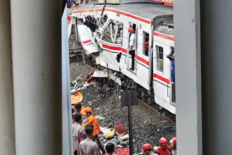 Evakuasi korban kecelakaan kereta api di Stasiun Bekasi Timur, Selasa, 28 April 2026.
