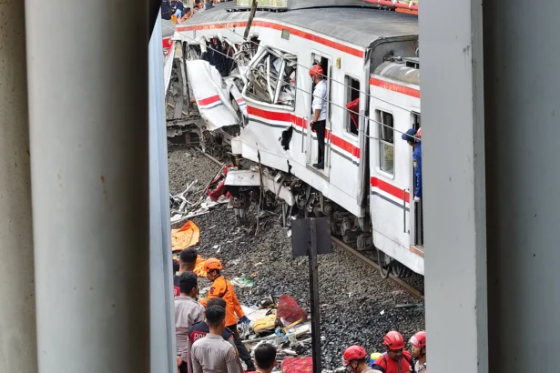 Evakuasi korban kecelakaan kereta api di Stasiun Bekasi Timur, Selasa, 28 April 2026.