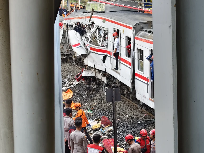 Evakuasi korban kecelakaan kereta api di Stasiun Bekasi Timur, Selasa, 28 April 2026.
