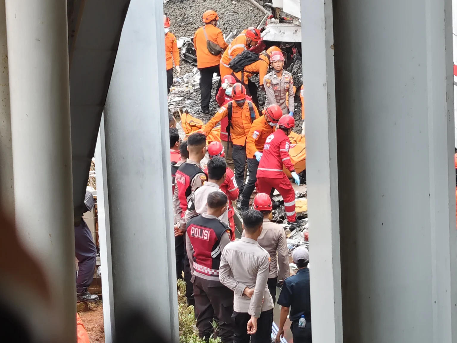 Evakuasi korban kecelakaan KRL Commuter Line dan KA Argo Bromo Anggrek di Stasiun Bekasi Timur, 28 April 2026.