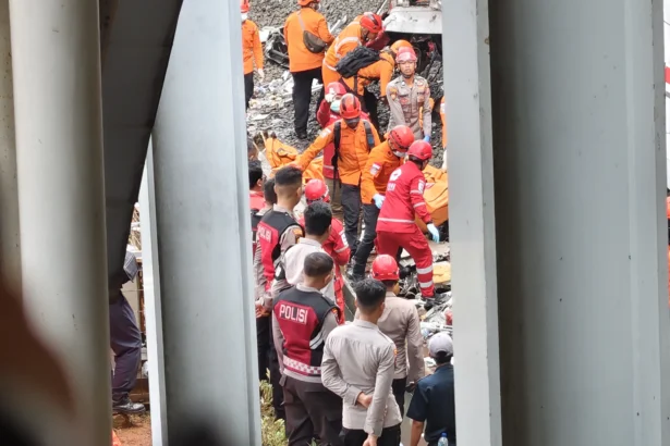 Evakuasi korban kecelakaan KRL Commuter Line dan KA Argo Bromo Anggrek di Stasiun Bekasi Timur, 28 April 2026.