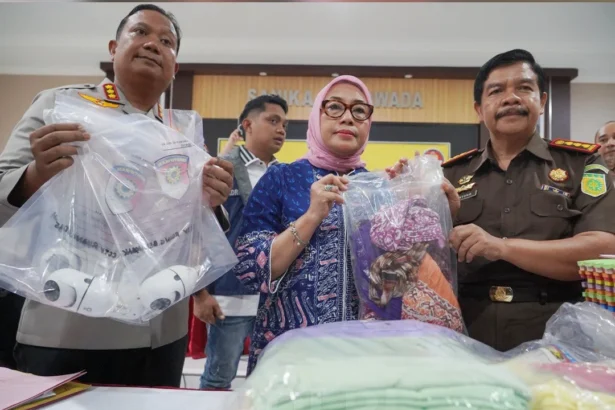 Barang bukti kekerasan Daycare Little Aresha ditampilkan dalam konferensi pers 27 April 2026.